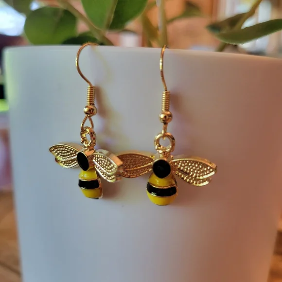 💥RESTOCKED💥Dainty Bumblebee Dangle Earrings - Picture 2 of 4